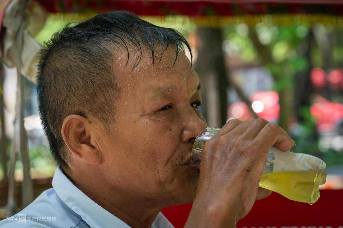 Lao động vật lộn với đợt nắng nóng gay gắt ở Hà Nội Lao động vật lộn với đợt nắng nóng gay gắt ở Hà Nội