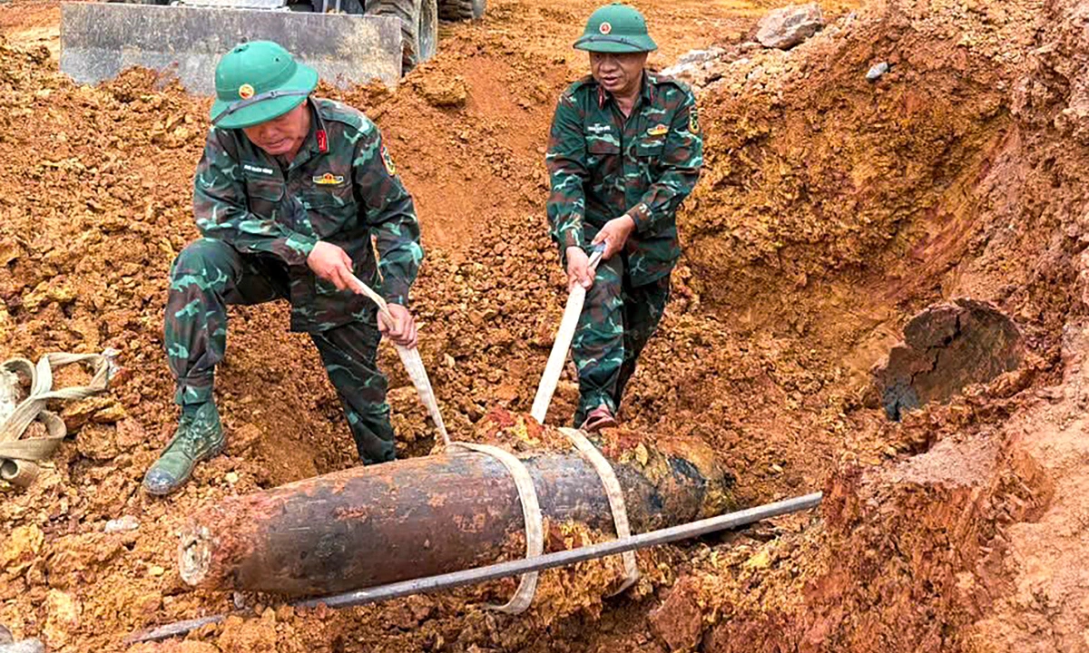 Phát hiện bom khi đào móng xây trường học