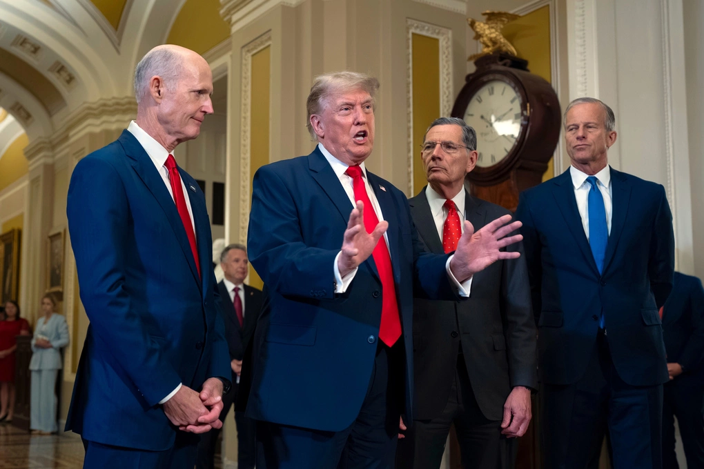 Từ trái qua phải: thượng nghị sĩ Rick Scott, Tổng thống Trump, thượng nghị sĩ John Barrasso và Lãnh đạo phe đa số Thượng viện John Thune trả lời báo giới sau cuộc họp ở Đồi Capitol hôm 24/6. Ảnh: AP