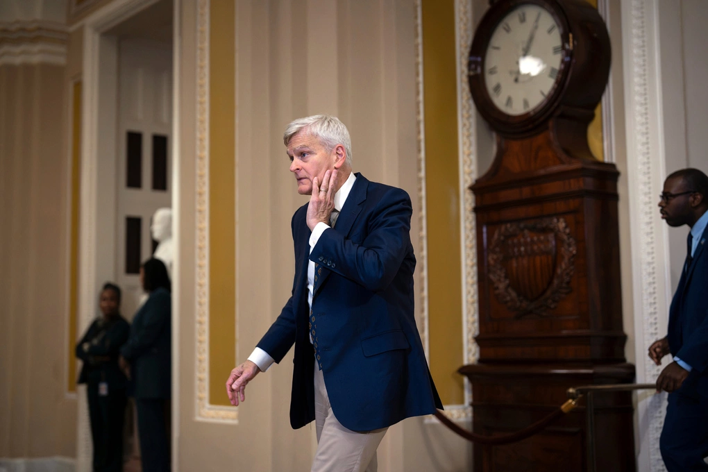 Thượng nghị sĩ Bill Cassidy rời cuộc họp với ông Trump tại Đồi Capitol ngày 24/6. Ảnh: AP