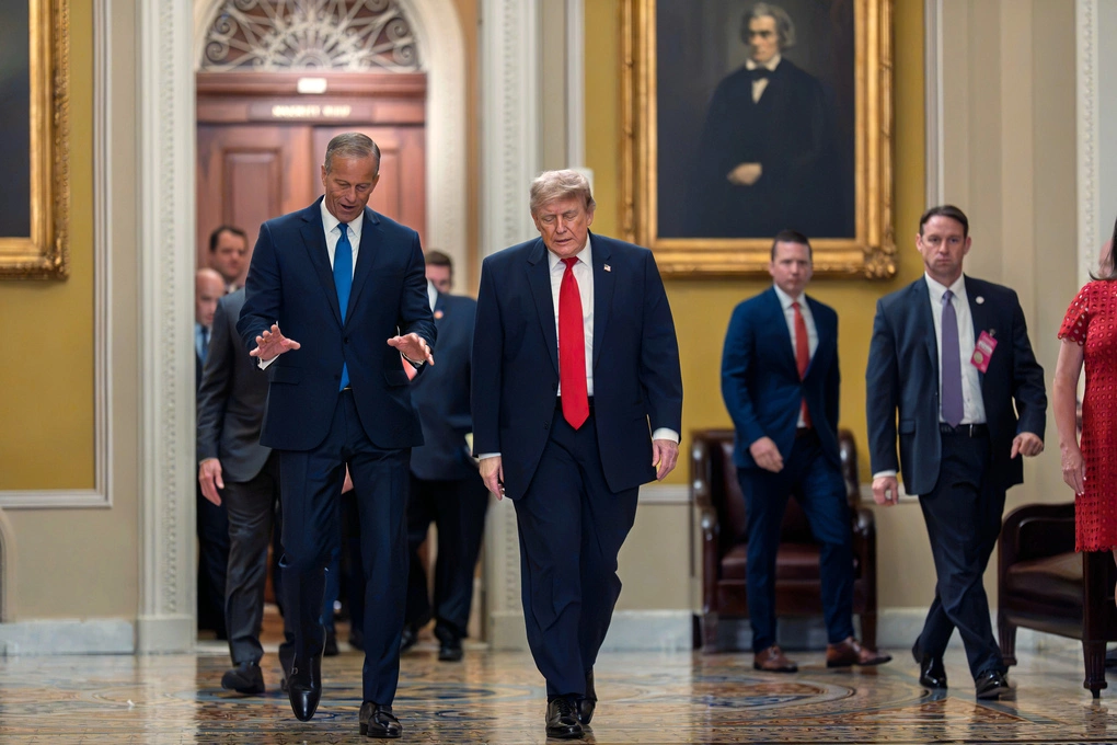 Tổng thống Mỹ Donald Trump (giữa) cùng Lãnh đạo phe đa số Thượng viện John Thune đi tới cuộc họp với các thành viên đảng Cộng hòa ở Đồi Capitol ngày 24/6. Ảnh: AP