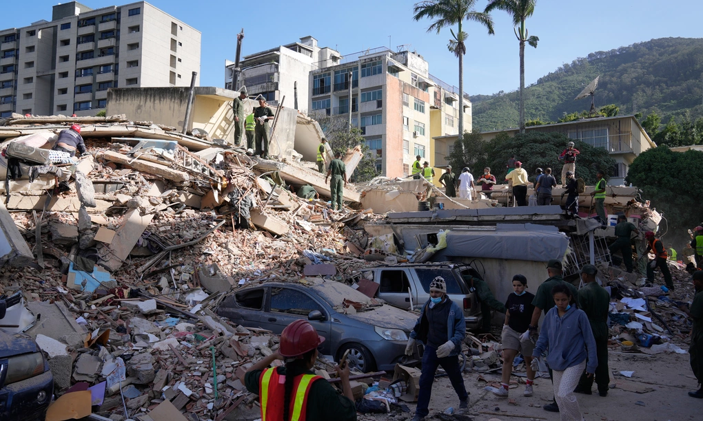 Cảnh đổ nát sau động đất tại thủ đô Caracas của Venezuela hôm 25/6. Ảnh: AP