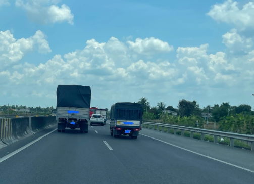Nút thắt 'ôtô chạy rùa bò chiếm làn trái cao tốc'