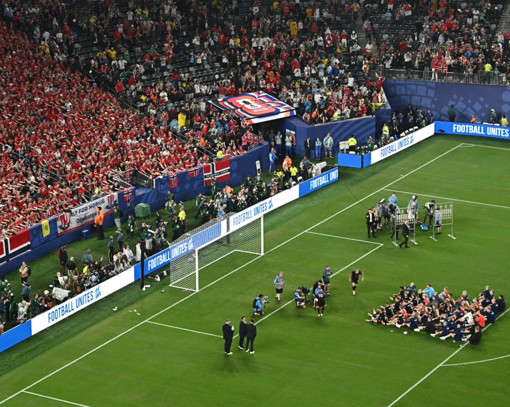 Norwegian fans and players celebrate with rowing motion after 3-2 win against Senegal in second match of Group I to enter Round of 32 of World Cup 2026 at MetLife Stadium, East Rutherford, New Jersey, USA. Photo: Reuters