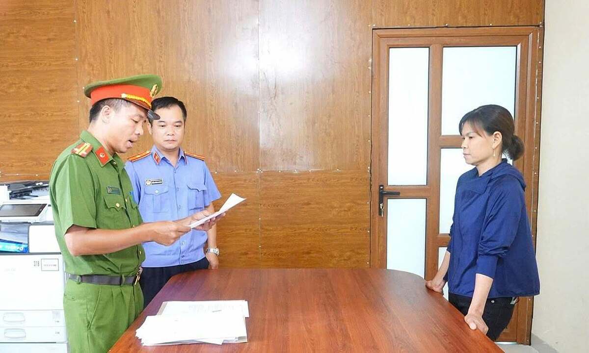 Bà chủ quán dùng vòi cao áp 'xịt vào mặt người bán rau' bị khởi tố
