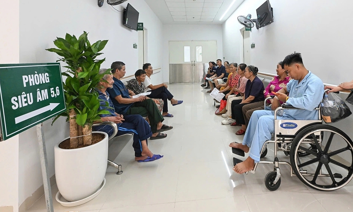 Người dân phấn khởi khi khám bệnh tại Bạch Mai cơ sở 2