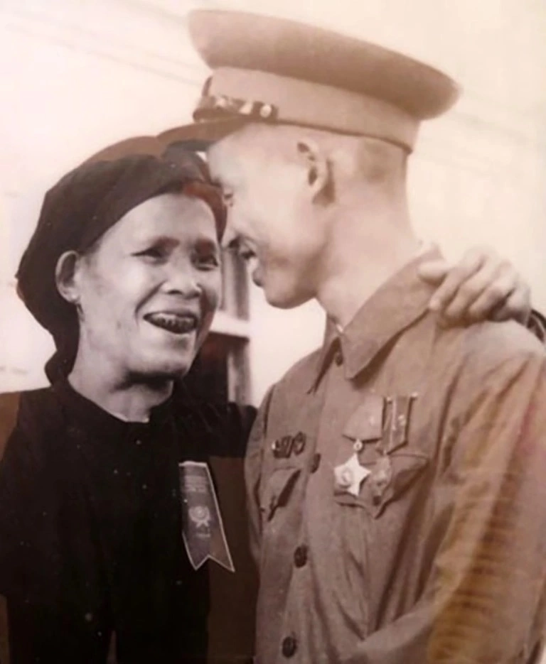 Bà Lục Thị Quý và con trai La Văn Cầu gặp nhau ở sân bay Gia Lâm, năm 1955. Ảnh tư liệu