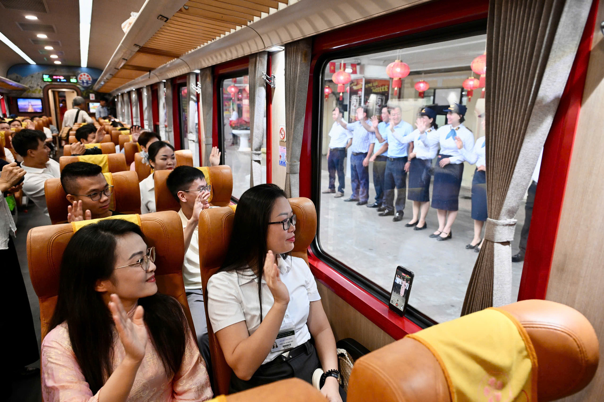 Chuyến tàu đưa hơn 500 y bác sĩ đi làm từ Hà Nội đến bệnh viện Bạch Mai 2