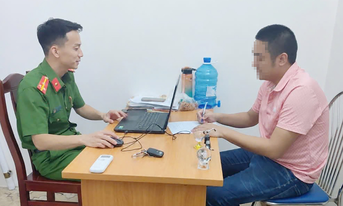 Công an làm việc với người đàn ông xịt nước đuổi du khách ở Cửa Lò