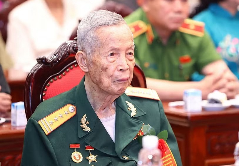 Đại tá, anh hùng quân đội La Văn Cầu. Ảnh: TTXVN