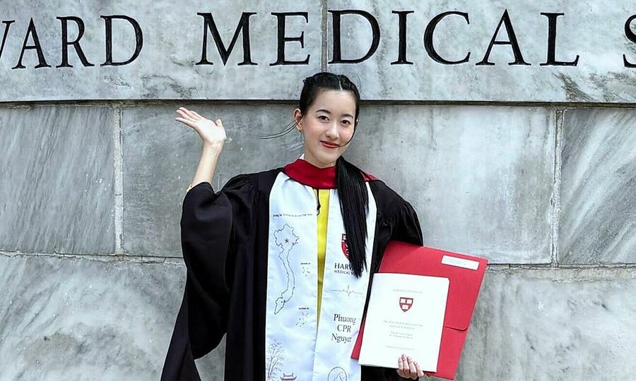 Vietnamese woman graduates from Harvard master's program with perfect GPA