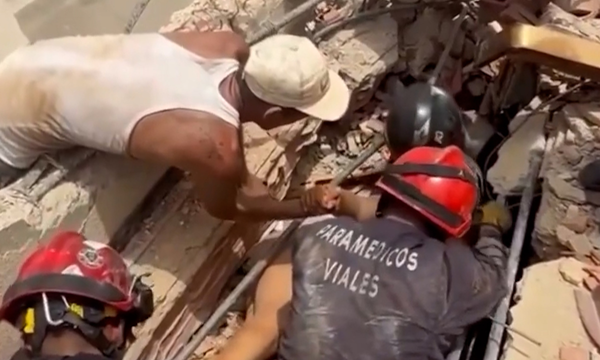 Giải cứu nhiều người khỏi đống đổ nát sau động đất ở Venezuela