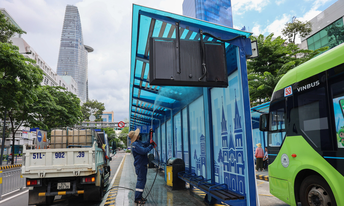 'Thay áo mới' cho nhà chờ, bến xe buýt trước ngày TP HCM miễn vé