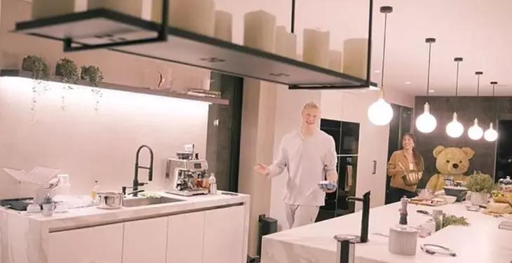 Haaland, girlfriend Isabel in luxury kitchen at UK home. Photo: YouTube Erling Haaland