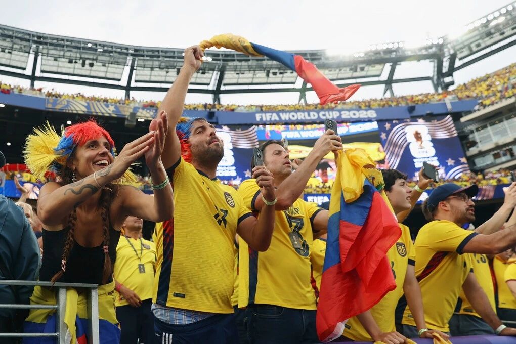 Cổ động viên Ecuador ăn mừng chiến thắng trước đội tuyển Đức tại sân vận động MetLife ở East Rutherford, New Jersey ngày 25/6. Ảnh: AP