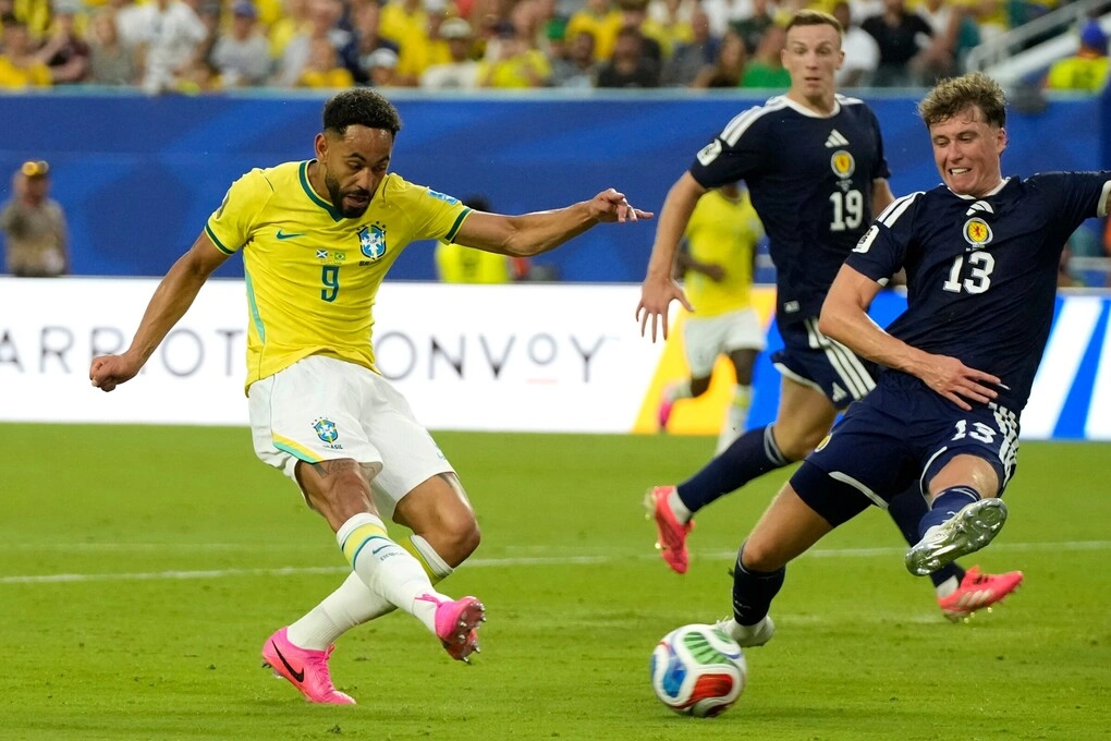 Matheus Cunha sút ghi bàn thứ ba cho Brazil trong trận thắng Scotland 3-0 ở bảng C World Cup 2026 trên sân Hard Rock, Miami Gardens, bang Florida ngày 24/6. Ảnh: AP