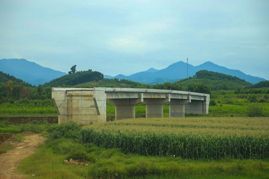Cầu Mô Vĩnh hoàn thành phần chính nhưng hiện thiếu đường dẫn hai đầu. Ảnh: Đức Hùng