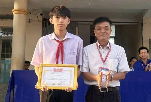 Cậu học trò vùng biên đỗ thủ khoa với 3 điểm 10