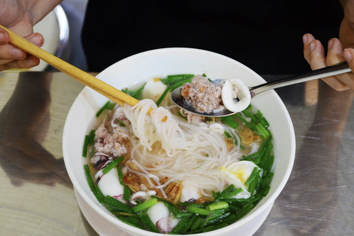 Xăng giảm nhưng bún phở không giảm vì bị 'xương mọc ngược'