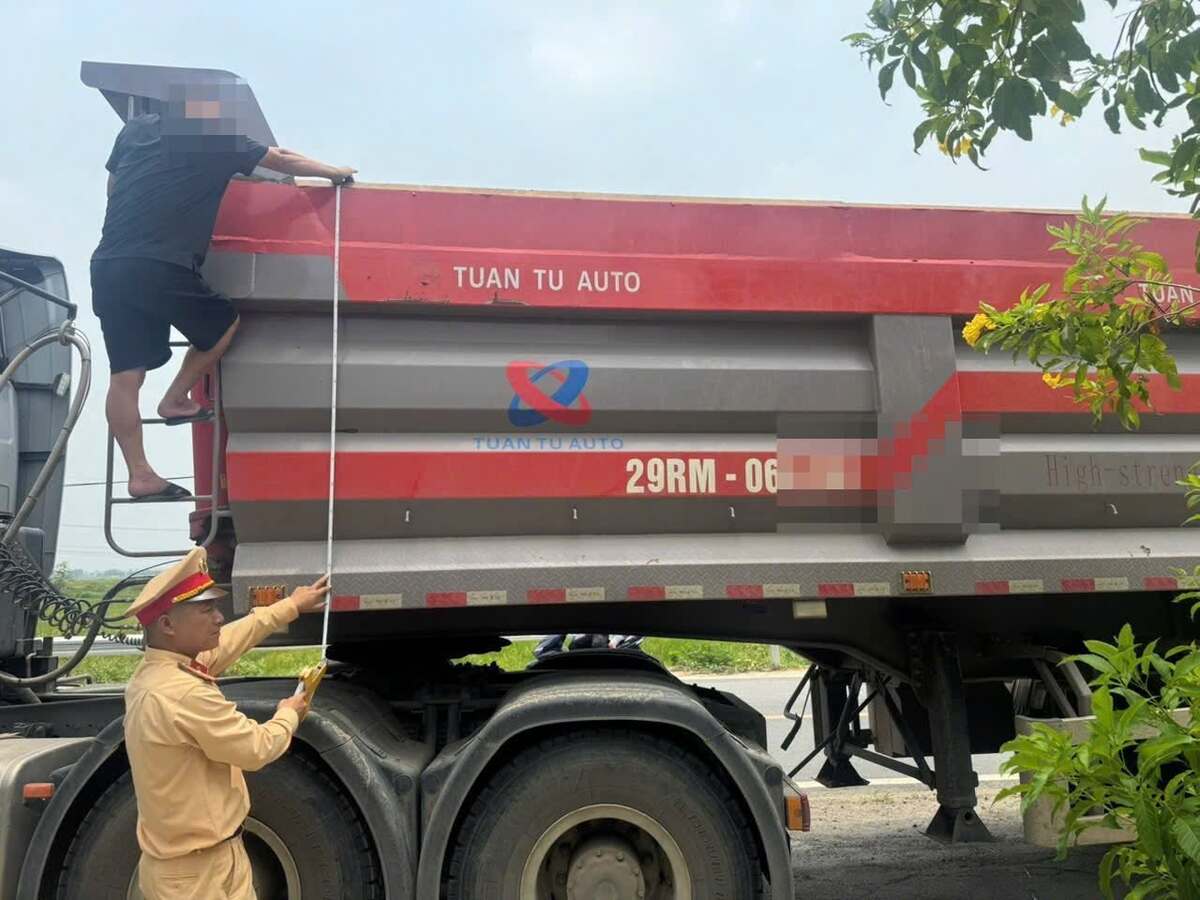 Xe đầu kéo cơi nới thùng tháo chạy trên quốc lộ 21B
