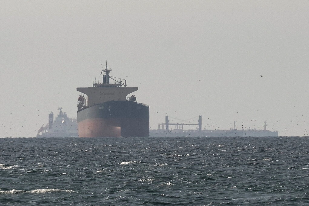 Tàu thương mại di chuyển gần eo biển Hormuz vào ngày 11/3. Ảnh: Reuters