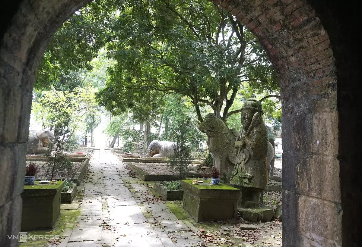 Khai quật 'thành nhà Hồ thu nhỏ'