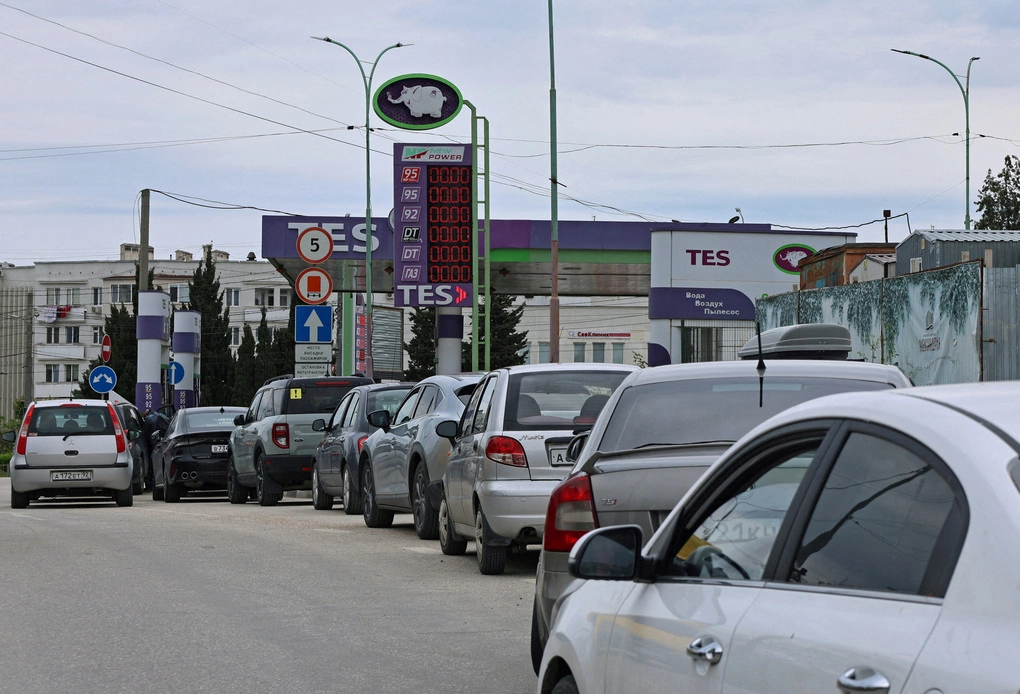 Hàng xe xếp chờ đổ xăng ở Sevastopol, Crimea ngày 1/6. Ảnh: Reuters