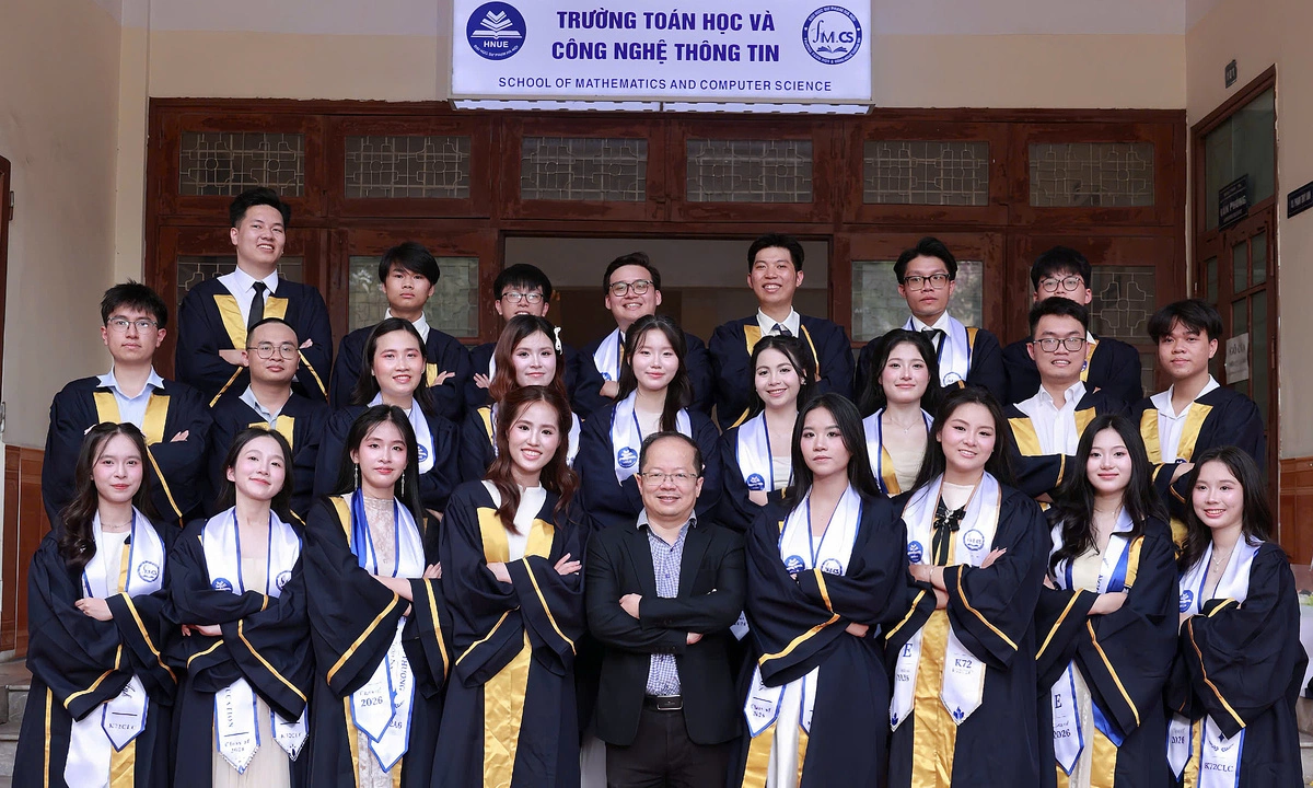 5 sinh viên cùng lớp tốt nghiệp top đầu Đại học Sư phạm Hà Nội