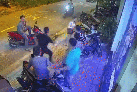 Hai thanh niên trêu cô gái, đánh người trước quán karaoke bị tạm giữ