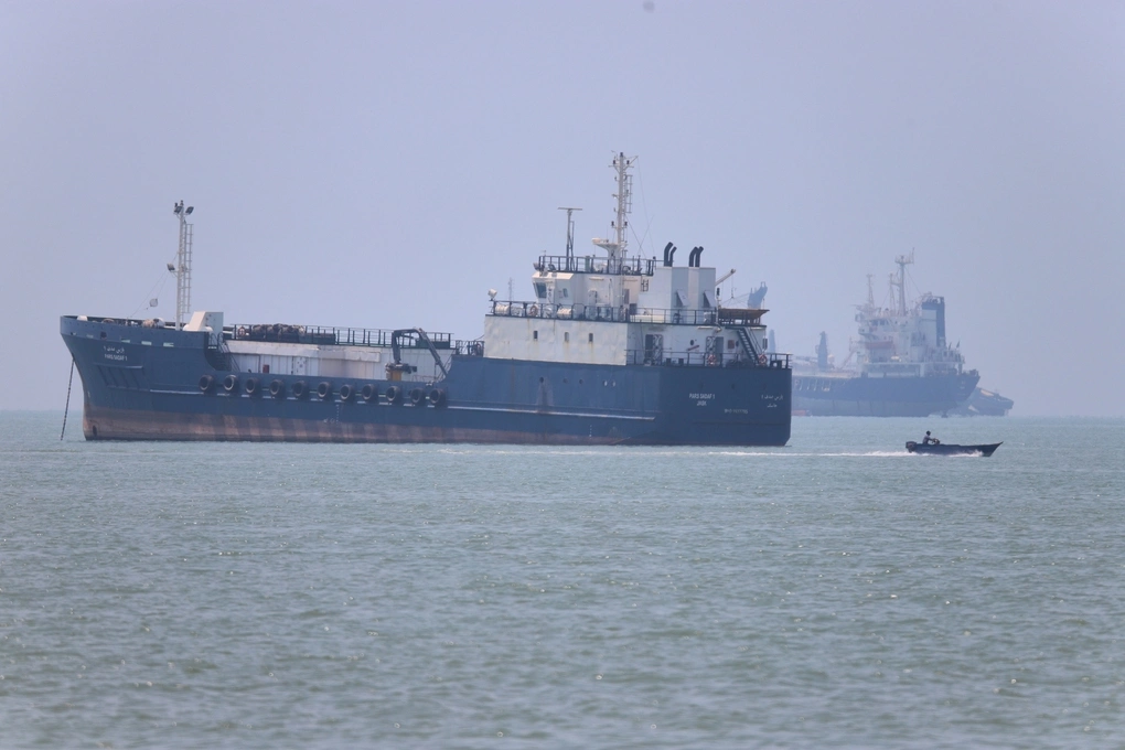 Các tàu thương mại neo ngoài khơi thành phố Bandar Abbas, Iran ngày 17/6. Ảnh: AP