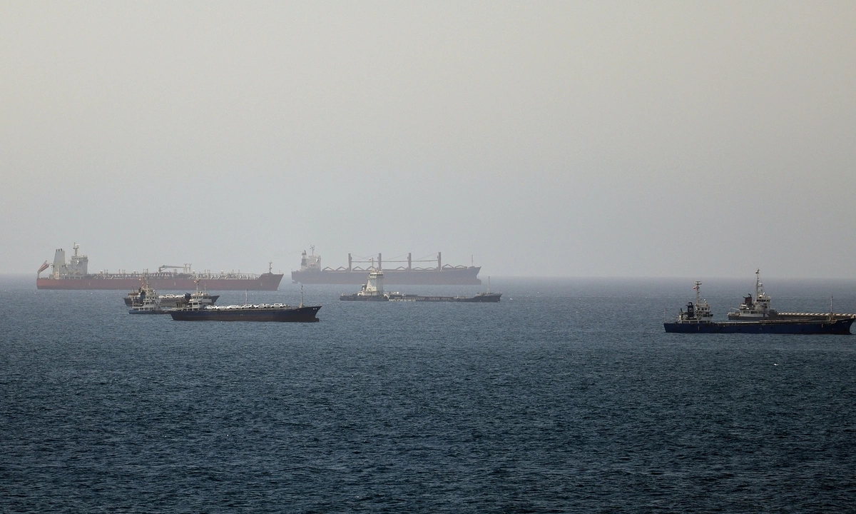 Số tàu qua Hormuz giảm mạnh sau các vụ tập kích