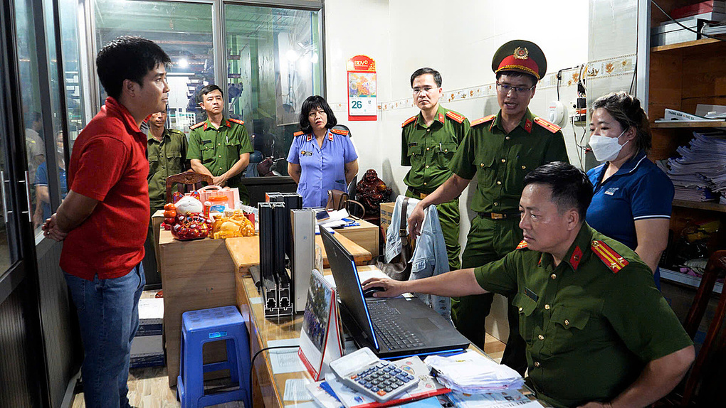 Công an khám xét nơi làm việc của các bị can. Ảnh: Công an Khánh Hòa