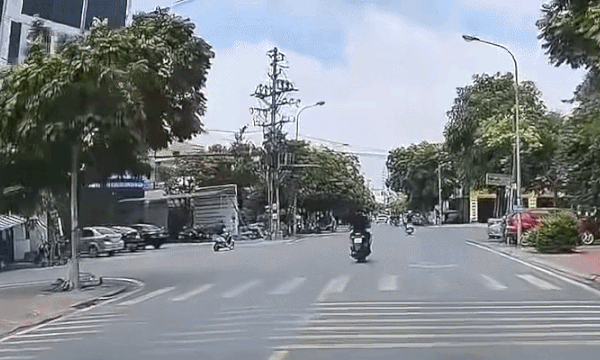 Người đi xe máy lao vào ôtô ở ngã tư