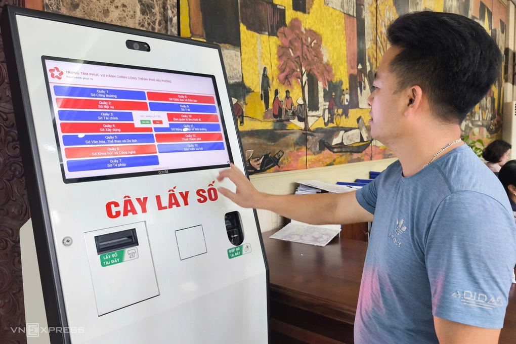 People come to check in at the Hai Phong City Public Administration Service Center to get numbers at the task assignment machine, May 12. Photo: Le Tan