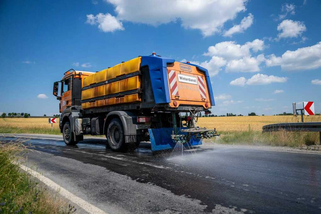 Một chiếc xe chuyên dụng phục vụ mùa đông đang phun nước làm mát trên tuyến đường L2038, đoạn nằm giữa Lengefeld và quốc lộ B247 thuộc huyện Unstrut-Hainich, Đức, ngày 25/6. Ảnh: DPA
