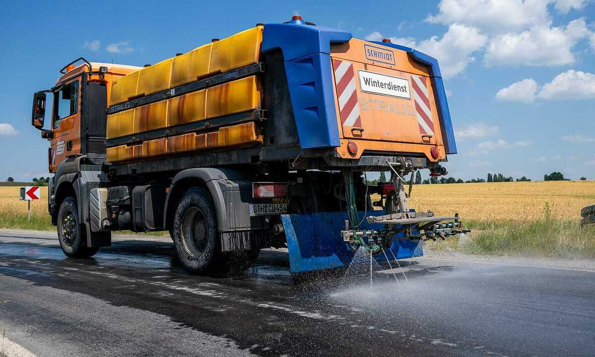 Đức tìm cách 'cứu' mặt đường dưới nắng nóng