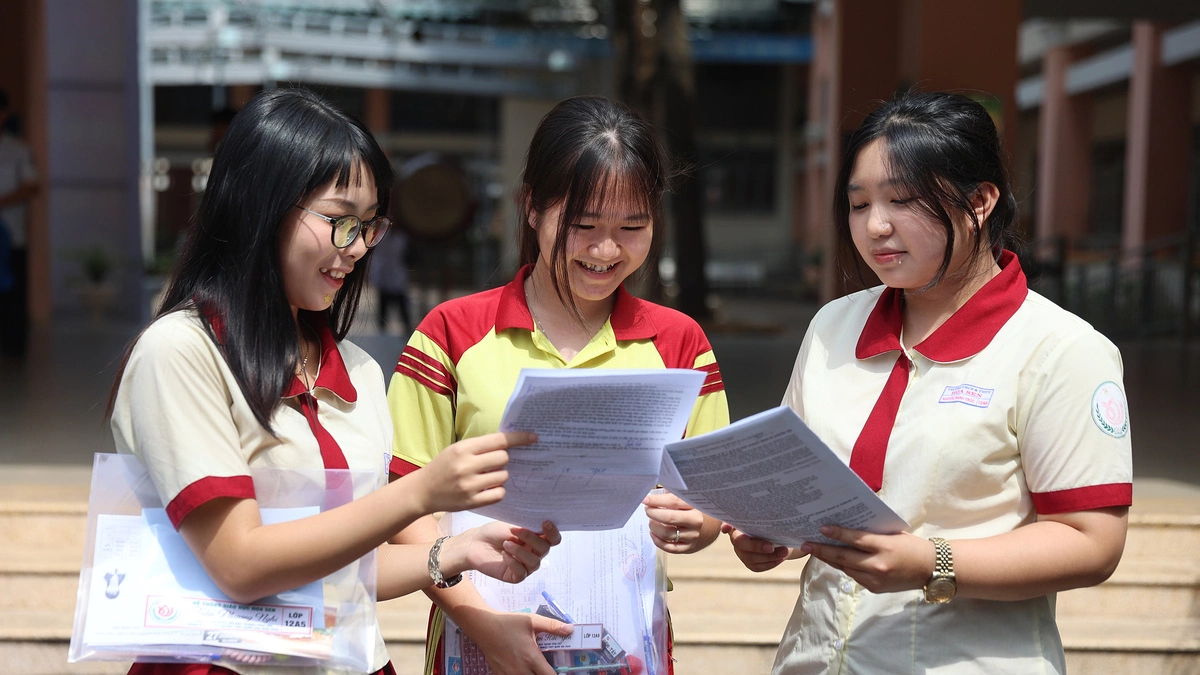 Phổ điểm tổ hợp C03 xét tuyển đại học 2026