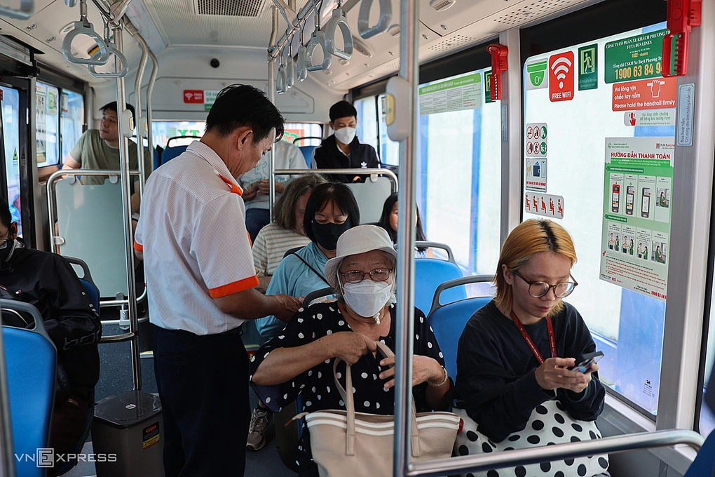 Khách đi xe buýt ở TP HCM, tháng 4/2026. Ảnh: Quỳnh Trần