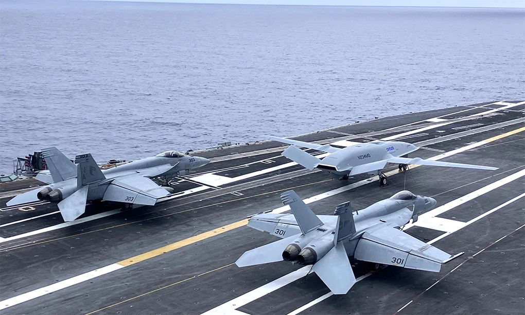 Nguyên mẫu MQ-25 đỗ trước tiêm kích F/A-18 trên tàu sân bay USS Nimitz trong ảnh công bố ngày 29/6. Ảnh: US Navy
