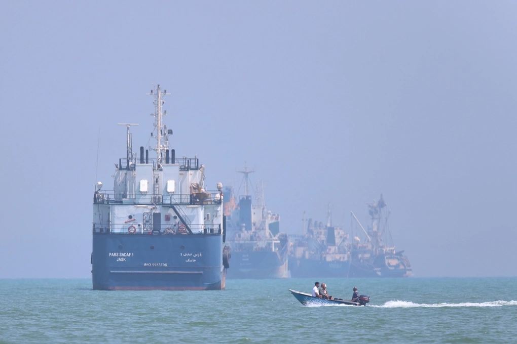 Tàu hàng neo ngoài khơi thành phố Bandar Abbas, Iran ngày 11/6. Ảnh: AP