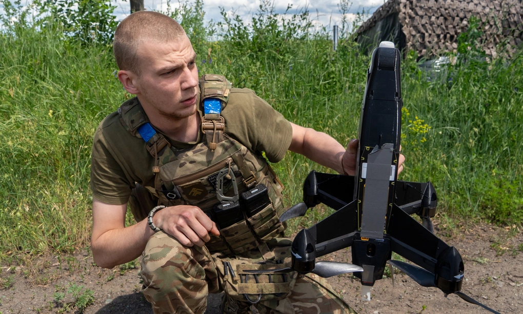 Quân nhân Ukraine triển khai drone đánh chặn tại tỉnh Kharkov hôm 26/6. Ảnh: AP