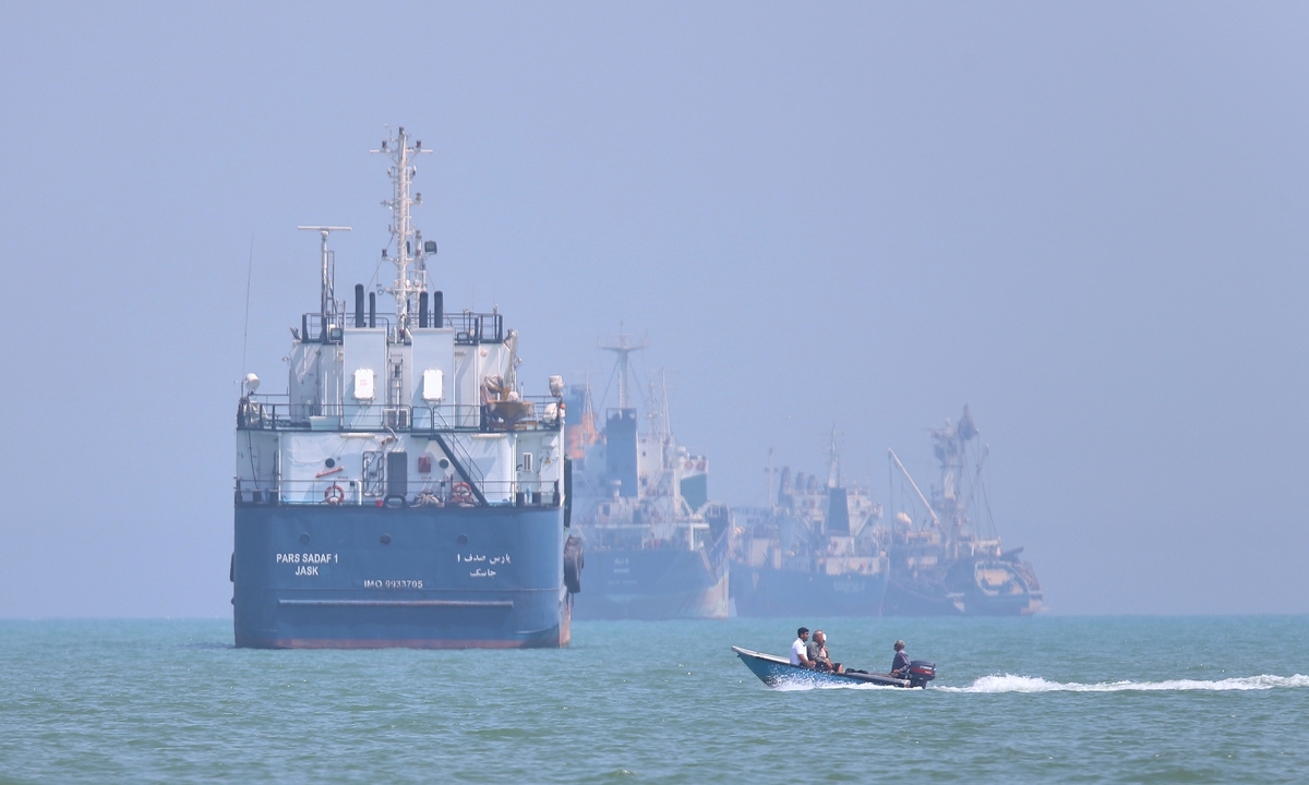 Cuộc cạnh tranh định hình luật chơi mới ở Hormuz