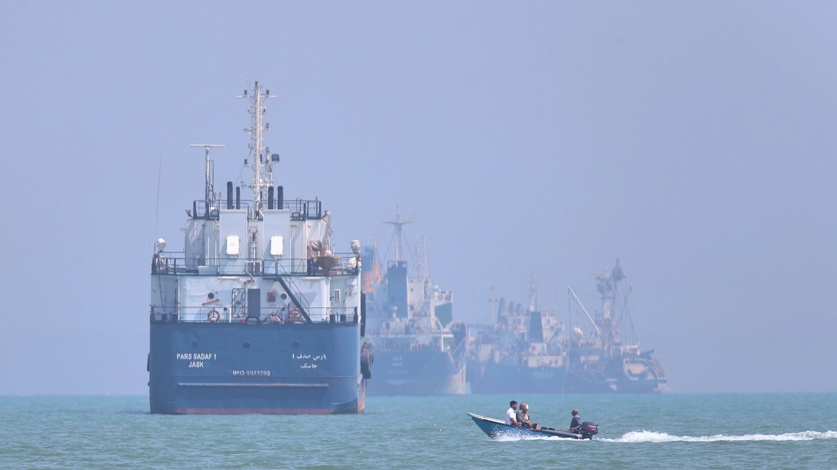 Cuộc cạnh tranh định hình luật chơi mới ở Hormuz