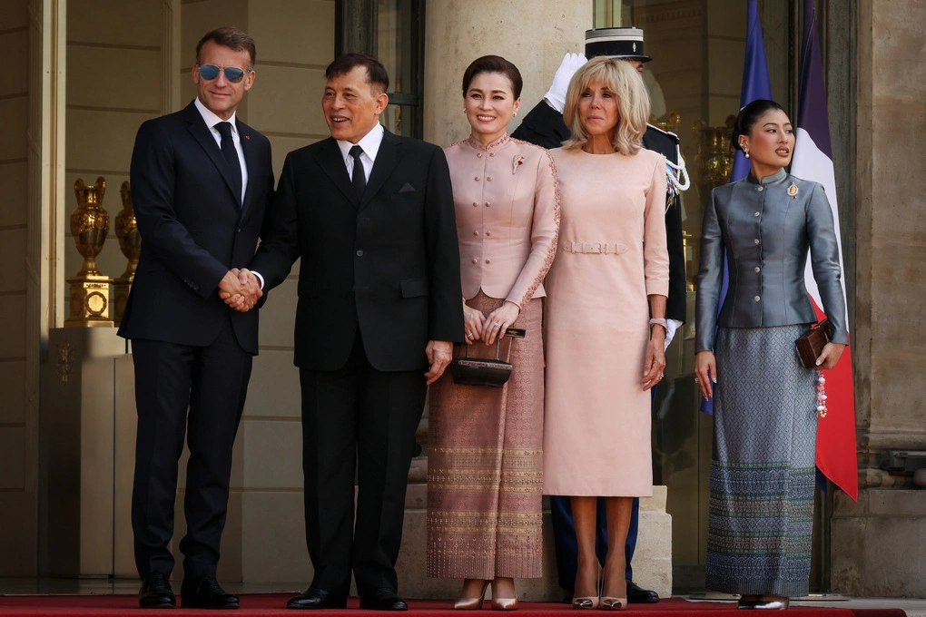 Tổng thống Pháp trong lễ đón Quốc vương Thái Lan cùng Hoàng hâu, Công chúa Thái Lan ở Điện Elysee tại Paris ngày 29/6. Ảnh: AP