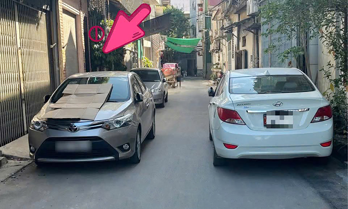 Chủ nhà bị phạt 2,5 triệu đồng vì đỗ xe trước cửa, chắn lối trong ngõ nhỏ