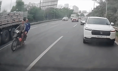 Hai người đi xe máy lao vào đuôi xe tải trên cao tốc