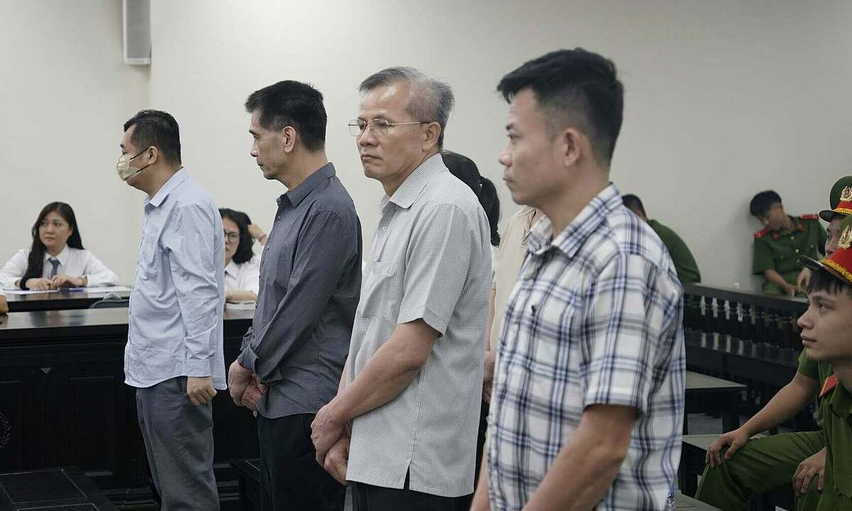 Tham ô khi sản xuất thiết bị ngành công an, cựu chủ tịch lĩnh 29 năm tù