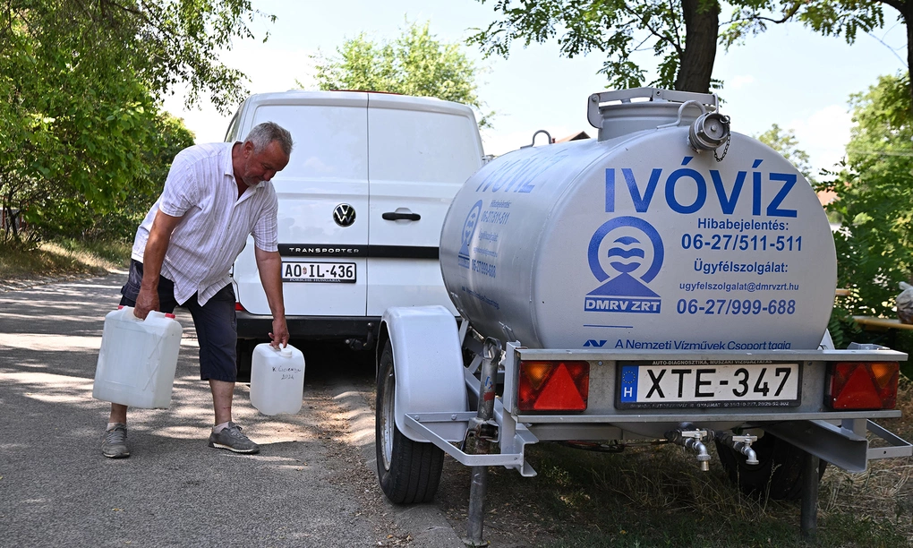 Dân làng Szada ở Hungary mang can lấy nước từ bồn di động ngày 30/6. Ảnh: AFP