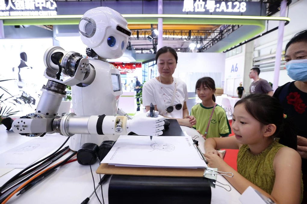 Robot hình người đang vẽ tranh tại một sự kiện ở Bắc Kinh năm ngoái. Ảnh: China Daily