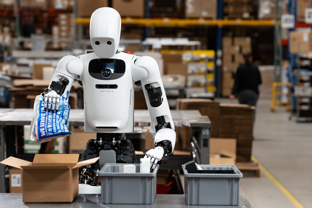 Humanoid robot Apollo works in a warehouse. Photo: Apptronik